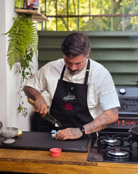 Lierson Mattenhauer Jr. cozinhando com o avental da VPJ
